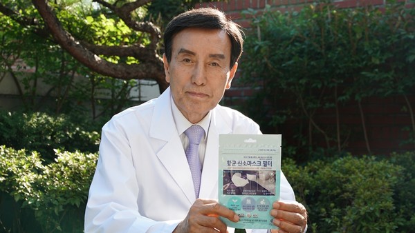 ​Elstech CEO Roh Man-kyun holds his company’s solid oxygen pad attached inside face masks to prevent Covid-19 infection during a recent interview with Korea Biomedical Review.​
