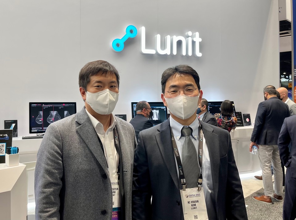 Lunit CPO Park Sung-gyun (left) and CMO Kim Ki-hwan explained the company’s plans to focus more on the U.S. market from next year in an interview with Korea Biomedical Review on the sidelines of the RSNA 2021 at the McCormick Place Convention Center in Chicago, Ill., on Tuesday.