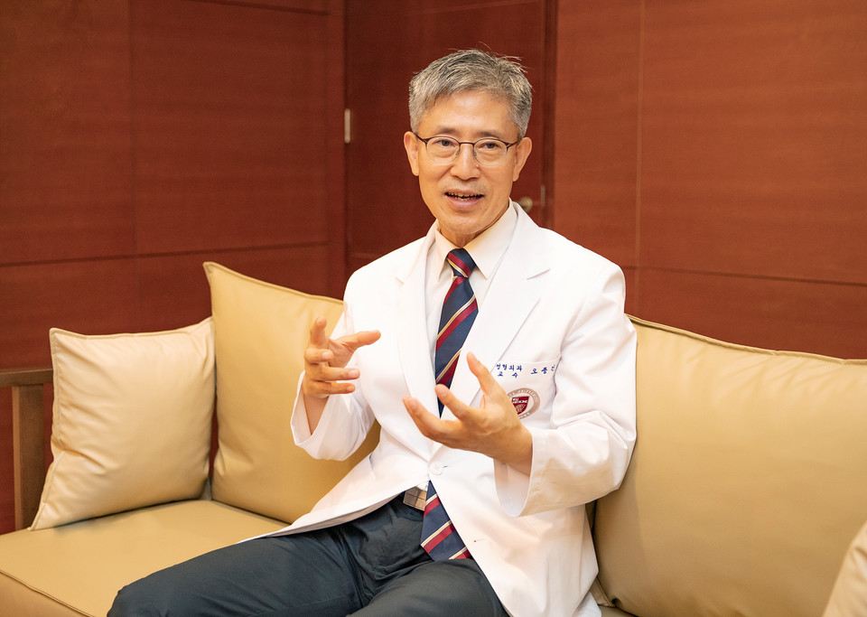 Professor Oh Jong-keon of the Department of Orthopedics at Korea University Guro Hospital says he wants to train next-generation orthopedists who treat fractures with the newest techniques, during a recent interview with Korea Biomedical Review.