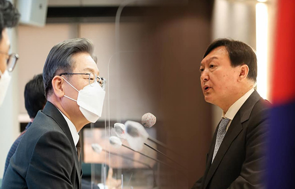 Presidential candidate Yoon Suk-yeol of conservative opposition People Power Party (right) has vowed to strengthen the registration requirements for foreign health insurance dependents, triggering another verbal battle with archrival Lee Jae-myung of the Democratic Party of Korea over xenophobic electioneering.