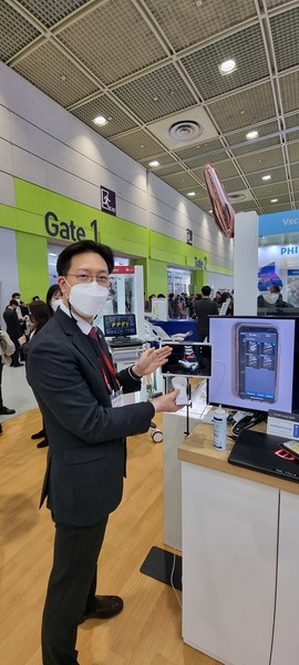 GE Healthcare GI segment leader, Cho Il-kyu, gives a brief introduction on the functions of Vscan Air at the same exhibition.