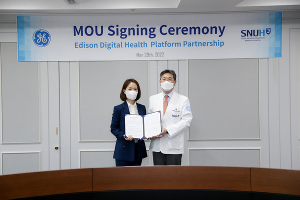 SNUBH President and CEO Paik Nam-jong (left) and GE Healthcare Korea CEO Kim Eun-mi hold up the cooperation agreement at SNUBH in Gyeonggi Province on Tuesday.