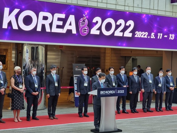 On Wednesday, Health and Welfare Minister Kwon Deok-chul delivered a congratulatory remark during Bio Korea 2022.