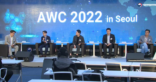 From left, professor Gwang-jun Kim at Severance Hospital, JLK CEO Kim Dong-min, Neurophet CEO Bin Jun-gil, Coreline Soft General Manager Kang Sang-woo, and Health Insurance Review & Assessment Service General Manager Jo Il-eok participate in a panelist debate at AI World Congress 2022 in Seoul, Thursday.