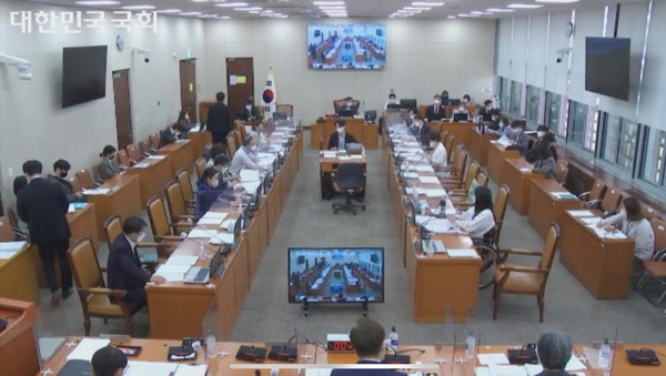 The National Assembly’s Health and Welfare Committee holds a meeting on Tuesday. (Captured from National Assembly TV)