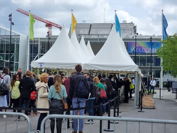 On Wednesday, exhibitors and visitors go through security checkpoints at the EULAR 2022 meeting at the Bella Center in Copenhagen, Denmark. Exhibitors and visitors were also ｒｅｑｕｉｒｅd to show proof of vaccination to enter the venue.