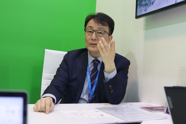 Celltrion Vice President Choi Byoung-seo explains the company’s direct sales strategy for Remsima SC, a subcutaneous-type infliximab biosimilar, globally during an interview with Korea Biomedical Review on the sidelines of the EULAR 2022 at Bella Center in Copenhagen, Denmark, on Thursday.