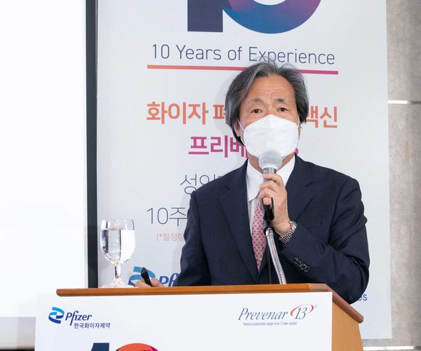 Professor Jung Ki-seok of Hallym University Sacred Heart Hospital explained the importance of pneumococcal vaccination for those who tested positive for Covid-19 during a news conference at the Lotte Hotel in Seoul on Tuesday.