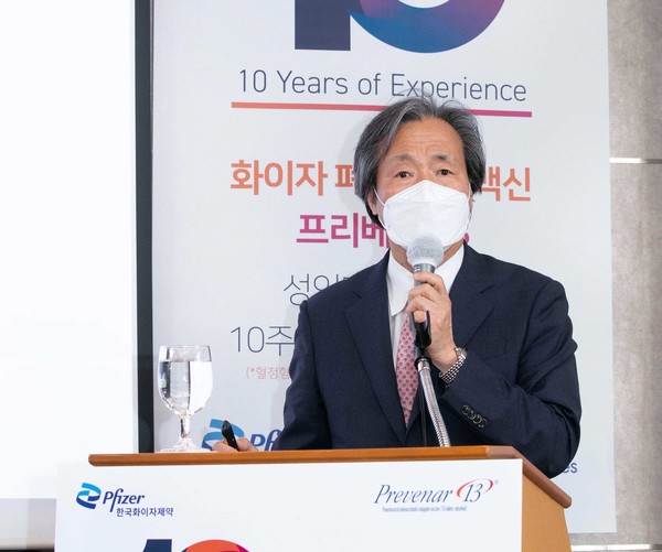 Le professeur Jung Ki-seok de l'hôpital Hallym University Sacred Heart a expliqué l'importance de la vaccination contre le pneumocoque pour ceux qui ont été testés positifs pour Covid-19 lors d'une conférence de presse à l'hôtel Lotte à Séoul mardi.