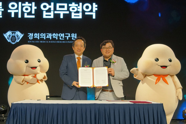 Kyung Hee University Medical Science Research Institute President Yoon Kyung-sik (right) and 365mc Networks CEO Kim Nam-cheol hold a cooperative agreement to develop digital therapeutics for obesity at Grand Hyatt Seoul in Seoul.