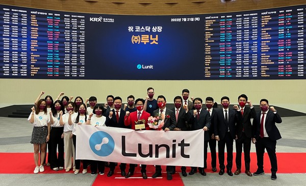 Lunit CEO Suh Beom-seok (seventh from left) and company staffs pose to celebrate the company's listing on the Kosdaq market at the Korea Exchange in Yeouido, Seoul, on Thursday.