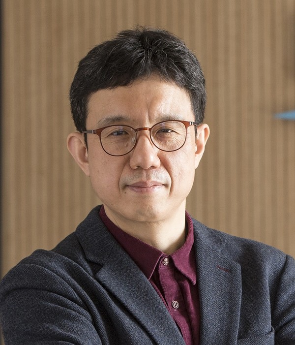 A KAIST research team, led by Professor Ye Jong-chul, has developed an AI algorithm to diagnose tuberculosis, pneumothorax, and Covid-19 through chest X-rays without needing data labeling from medical experts .