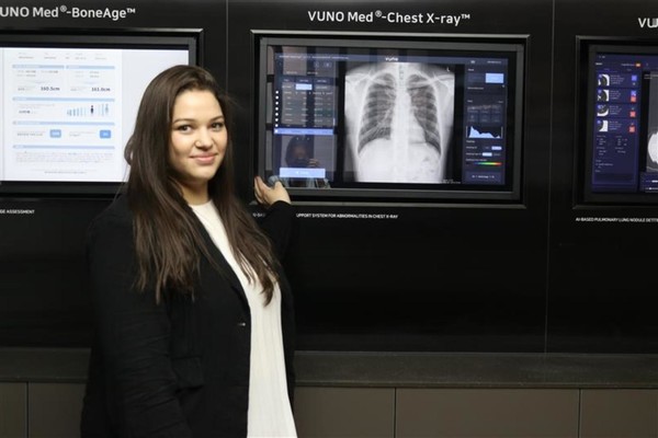 VUNO’s Senior Manager of Global Strategy and Planning, Lauren Kaye, displays one of the company’s medical AI solutions in their showroom during a recent interview with Korea Biomedical Review.