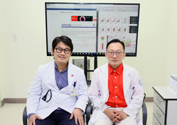 Professors Lee Yong-chul (left) and Jeong Jae-seok of the Jeonbuk National University Hospital.