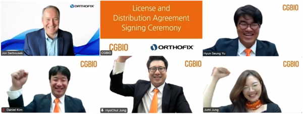 [caption] CGBio CEO Yu Hyun-seung (top right), Orthofix Medical President and CEO Jon Serbousek (top left), and other CGBio employees commemorate the signing of the license out contract.