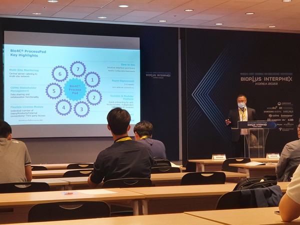 Minh Tran, Merck's head of Process and Automation for  APAC, delivers a presentation on the automation process for drug production at BIX Korea 2022.