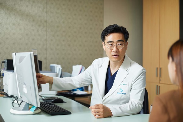 Professor Kong Moon-kyu of radiation oncology at Kyung Hee University Medical Center found the relationship between glucose levels and the effect of radiation therapy. (Credit: Kyung Hee University Medical Center)