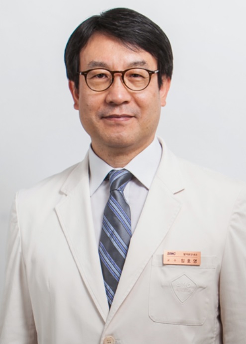 Professor Lim Ho-young of the Department of Hemato-oncology at Samsung Medical Center