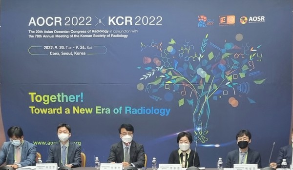 Korean Society of Radiology President Lee Jeong-min (third from left) and other members explain the convention's significance this year in a press conference during AOCR 2022 & KCR 2022 held at COEX in Seoul on Tuesday.