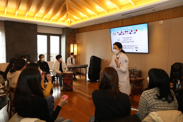 Employees attend music therapy, one of the resilience programs offered by Myongji Hospital to comfort its staff struggling to respond to Covid-19. (Credit: Myongji Hospital)