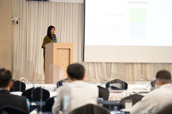 ​Dr. Elizabeth Lee of Johns Hopkins University delivers a lecture on the third day of IVI's vaccinlogy course on Sept. 28, Wednesday.  (Credit: IVI)