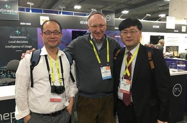 Jack Dangermond (center), the founder of Esri and “Bill Gates” of the GIS geographic information industry, shares a moment with Korean friends, including the writer (right), while attending CES 2017.