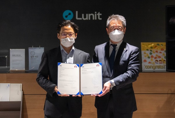 Lunit CEO Brandon Suh (left) and Teruo Shingai, Commercial Operations Director, Regulatory Service (Medical Devices) APAC at BSI show the MDR CE certificate  during a ceremony at Lunit's Seoul headquarters.