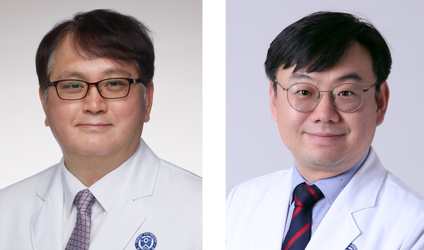A Yonsei University College of Medicine research team, led by Professors Nam Ki-teak (left) and Park Chang-wook, has found a new drug target for atopic dermatitis