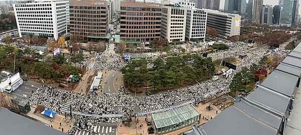 About 50,000 nurses and nursing school students called for the legislation of the Nursing Act at a national rally organized by the Korean Nurses Association (KNA) in front of the National Assembly on Monday. (Credit: KNA)