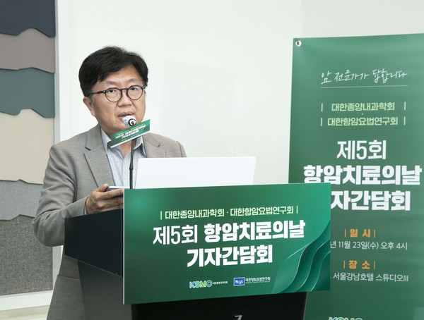 KSMO chairman Ahn Joong-bae speaks at the same event.