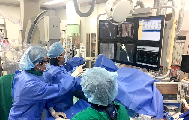 A team led by Professor Yu Cheol-woong from Korea University Hospital’s department of cardiology perform a stent insertion without a contrast agent into a patient with May-Thurner syndrome.