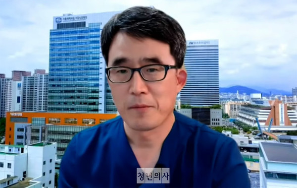 Professor Song Kyo-young of the Department of Surgery at Seoul St. Mary’s Hospital was on a YouTube show on Friday to talk about attracting medical school students and interns to particular departments that most doctors shun.
