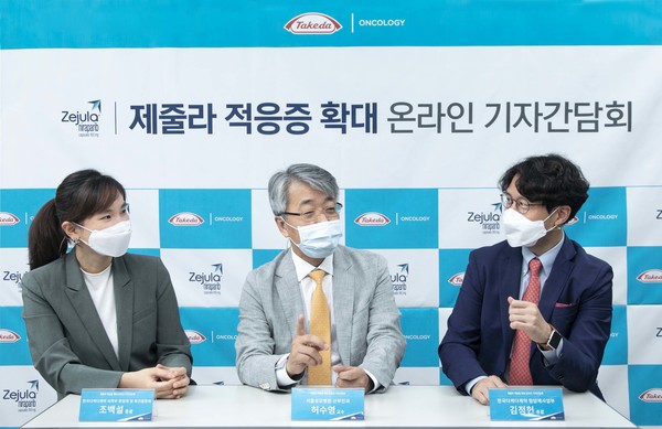 From left, Cho Baek-seol, head of the anticancer and rare disease therapeutic unit of Takeda Pharmaceuticals Korea, Professor Hur Soo-young of Seoul St. Mary's Hospital, and Kim Jun-hun, head of Takeda’s oncology business unit, exchange views on the recently expanded indication for Zejula at an online conference on Thursday. (Takeda)