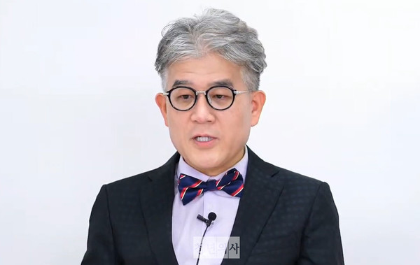 Howard Lee, a professor at the Department of Clinical Pharmacology and Therapeutics at the Seoul National University Hospital, speaks during a YouTube show Tuesday to explain about investigational Covid-19 treatments and vaccines.