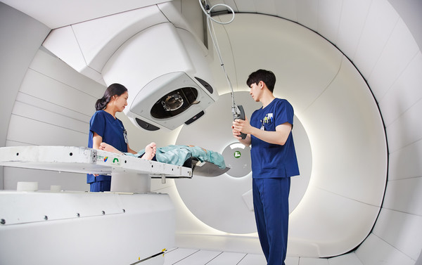 Medical workers of the National Cancer Center (NCC) treat a patient at the Center for Proton Therapy. (Credit: NCC)