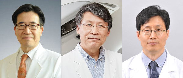 From left, Professors Park Joong-won of the National Cancer Center’s Center for Liver and Pancreatobiliary Cancer, Kim Tae-hyun of the Center for Proton Therapy, and Young-hwan of the Department of Radiology (Credit: NCC)