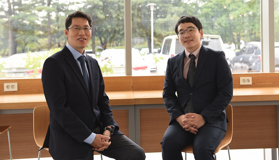 Professor Park Rae-woong (left) of the Department of Biomedical Informatics at Ajou University and researcher Yoo Seung-chan played leading roles in the international joint study.