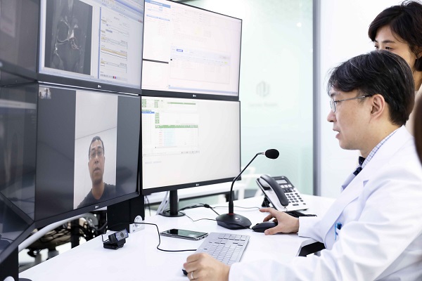 Oh Seung-min, director of the Virtual Care Center at Myongji Hospital, provides remote medical counseling.