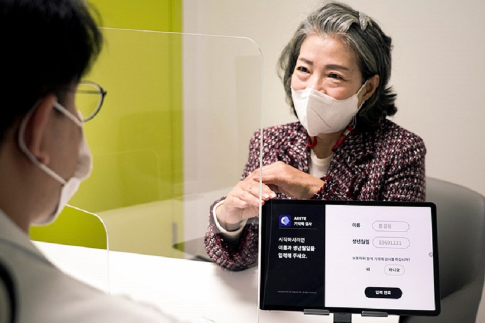 A medical professional conducts a dementia test using a voice-based AI program at Seoul National University College of Medicine.