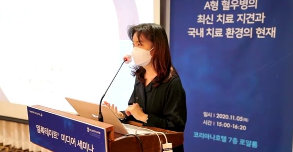 Professor Choi Eun-jin of the Department of Pediatrics and Adolescents at the Daegu Catholic University presents the latest therapeutic knowledge for hemophilia A and the domestic treatment environment at a seminar held by Sanofi Genzyme on Nov. 5.