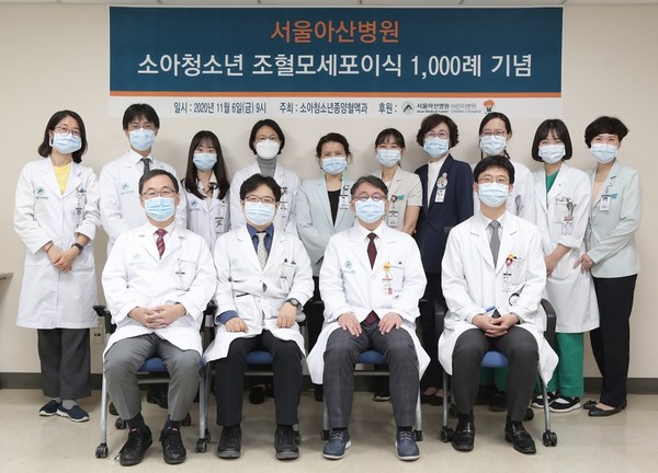 Seated from left are Kim Kyung-mo, head of the Department of Pediatric Oncology and Hematology at Asan Medical Center, Ko Tae-sung, president of AMC Children’s Hospital, Professor Im Ho-joon, and Koh Kyung-nam from the same department, to celebrate their 1,000th hematopoietic stem cell transplant of pediatric patients. (AMC)
