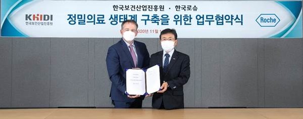 KHIDI President Kwon Deok-cheol (right) and Roche Korea CEO Nic Horridge signed an agreement to create a precision medicine ecosystem at the company in southern Seoul on Monday