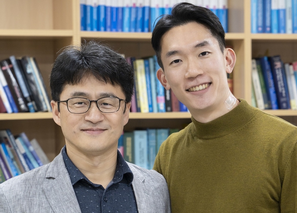 Professor Jeong Un-yong (left) and Dr. You In-sang of the Hybrid Nano Materials Lab at Pohang University of Science and Technology have developed the world's first ionic skin that perceives temperature and mechanical stimulation. (POSTECH)
