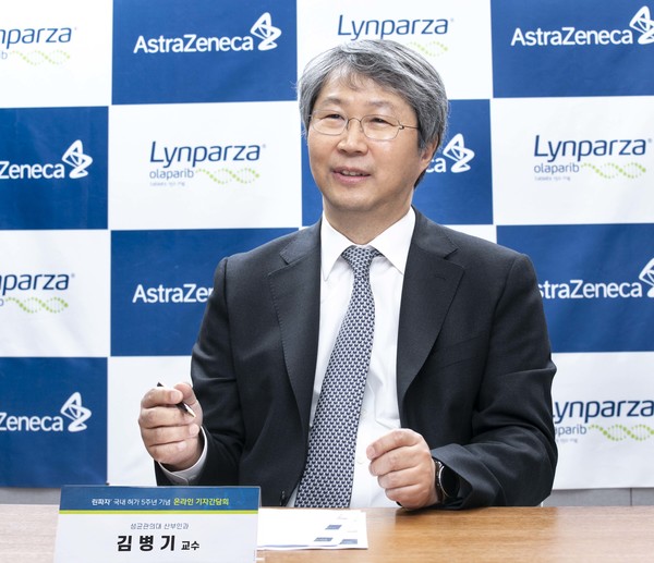 Professor Kim Byung-ki of Samsung Medical Center explains the benefits of AstraZeneca's ovarian cancer treatment, Lynparza, during an online conference organized by AstraZeneca on Friday.
