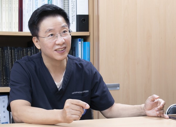 Professor Kim Hak-sun at the Orthopedic Spine Surgery Department of Gangnam Severance Hospital speaks during an interview with Korea Biomedical Review.