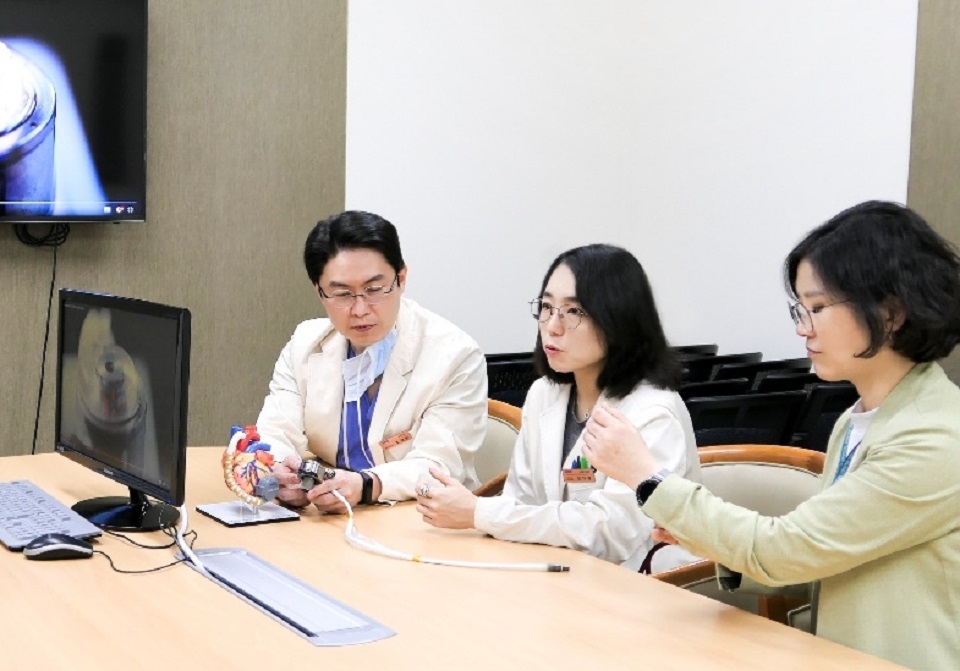 Cardiology Professors Cho Yang-hyun (left) and Kim Da-rae (center) at Samsung Medical Center have successfully performed new artificial heart, HeartMate3, on Korean patients. (SMC)