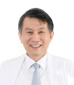 Professor Kim Hyo-jong of the Center for Crohn's and Colitis at KyungHee University Hospital