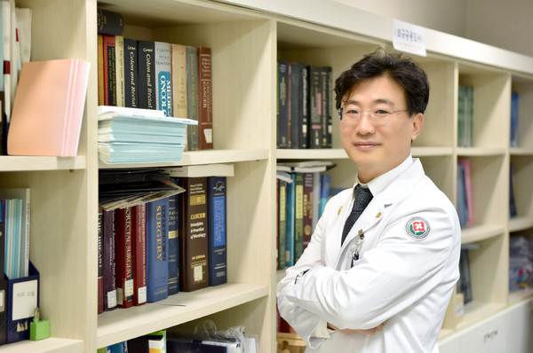 A research team, led by Professor Yang Deok-hwan of the Department of Hematology at Chonnam National University Hwasun Hospital, has developed a new combination therapy for curing recurrent, non-reactive T-cell Lymphoma. (CNUHH)