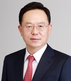 Medytox has scouted former prosecutor Lee Dong-sik as its new vice president to settle the litigation over botulinum toxin products early.