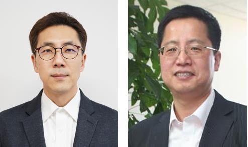 A joint research team, led by Dr. Kang Hyuno (left) at the Korea Basic Science Institute and Professor Park Chan-beom at the Korea Advanced Institute of Science and Technology, has developed a nanocomposite that inhibits one of the causes of Alzheimer’s disease.